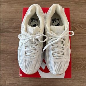 Like New Nike Zoom Vomero 5 Women's Shoes with Reflective Accents